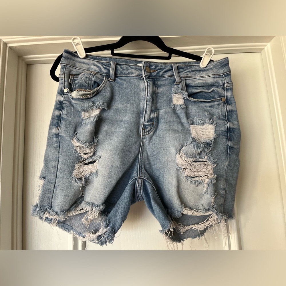 Judy Blue Women’s Size 1XL Distressed Denim Jean Shorts 150058
